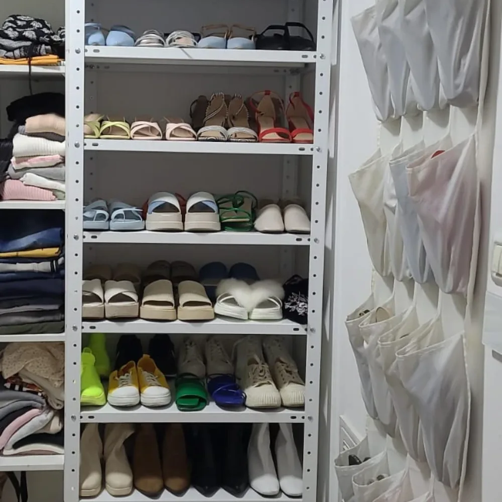 מדפים מודולרים לחדר ארונות: המהפכה שתהפוך את הבוקר שלכם לרגוע יותר