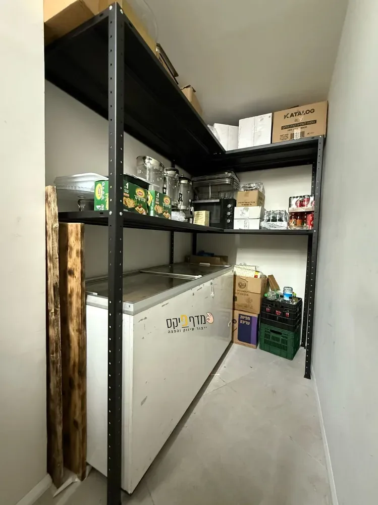 מדפים שחורים למזווה ולמחסן: השילוב המושלם בין אסתטיקה מודרנית לחוזק תעשייתי
